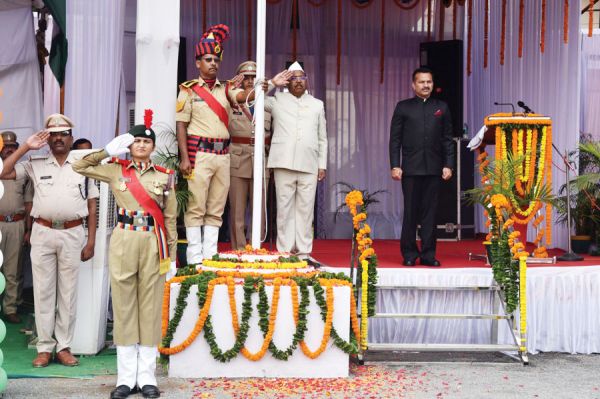 कृषि मंत्री रामविचार ने ध्वजारोहण कर परेड की ली सलामी