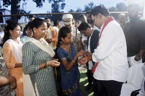 उपमुख्यमंत्री ने नक्सल पीडि़त परिवारों से की भेंट