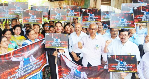 कोलकाता घटना के विरोध में नांदगांव के चिकित्सकों ने कामकाज बंद रखा