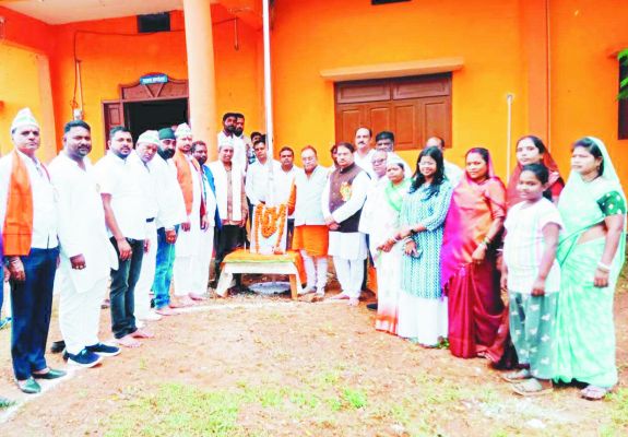 स्वतंत्रता दिवस पर जगह-जगह ध्वजारोहण 