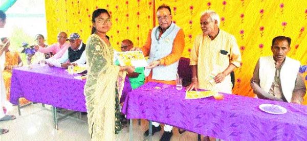 मानिकचौरी में ध्वजारोहण पूर्व मंत्री चंद्रशेखर साहू हुए शामिल