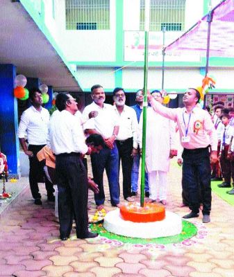 श्री राम जानकी स्कूल में हेमलाल ने किया ध्वजारोहण
