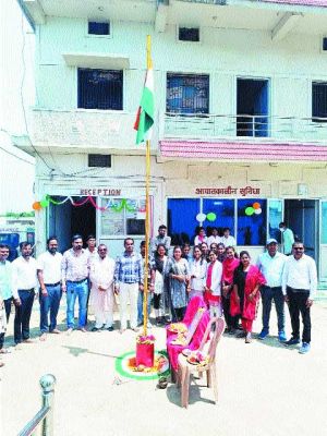 डॉ. केआर सिन्हा ने फहराया झंडा
