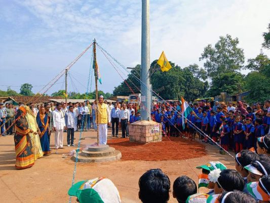 जिपं. सदस्य मनोज साने ने किया ध्वजारोहण