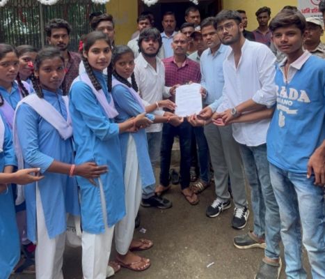 नवीन महाविद्यालय की मांग को लेकर छात्र-छात्राओं ने सौंपा ज्ञापन