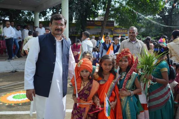 जगह-जगह शान से लहराया तिरंगा