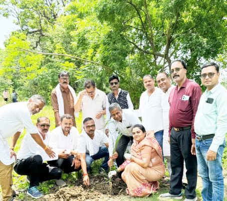 लोगों संग कुरुद प्रेस क्लब ने शांति घाट में किया पौधरोपण