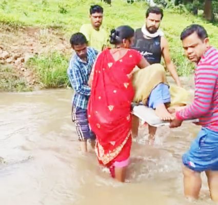 गर्भवती को स्ट्रेचर पर नदी पार कर पहुंचे स्वास्थ्य केंद्र, सफल प्रसव 