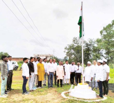 प्रेस क्लब में ध्वजारोहण