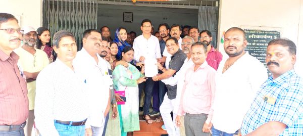 गौधन न्याय योजना शुरू कराने कांग्रेसियों ने सौंपा ज्ञापन