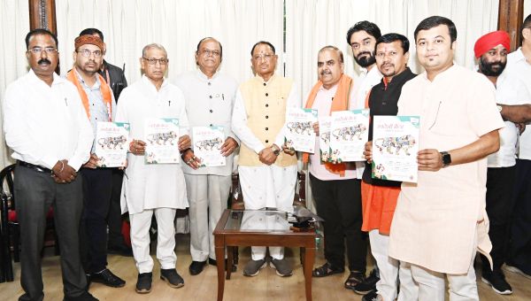 मुख्यमंत्री ने किया स्वदेशी मेला के ब्रोशर का विमोचन