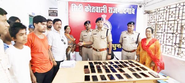 पुलिस ने लौटाए 38 मोबाइल