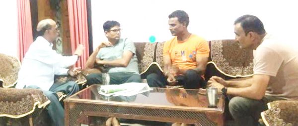 पूर्व पार्षद मुक्तिनाथ के घर पहुंचे ओपी, कहा- हमलावरों पर होगी कठोर कार्रवाई