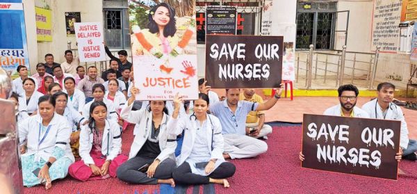 डॉक्टर व कर्मचारियों ने अस्पताल के सामने दिया धरना, न्याय की मांग