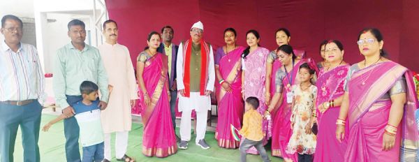 एसएमडीसी अध्यक्ष ने शासकीय बालक उमावि भटगांव में किया ध्वजारोहण