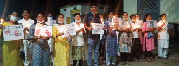 सीएचसी उदयपुर में डॉक्टरों और नर्सों का कैंडल मार्च, कोलकाता की घटना के विरोध में प्रदर्शन