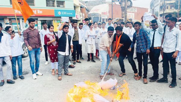 अभाविप ने टीएमसी सरकार का पुतला फूंका