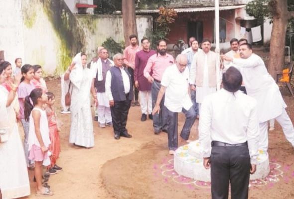 सुदर्शन कुंज में ध्वजारोहण