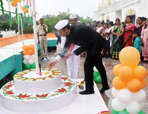 कलेक्टर ने किया ध्वजारोहण