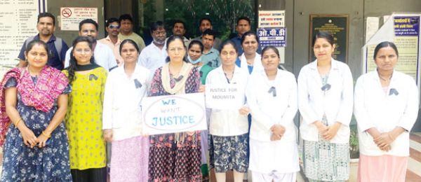 डॉक्टर से रेप- हत्या, विरोध में स्वास्थ्य कर्मियों ने काली पट्टी लगाकर किया काम