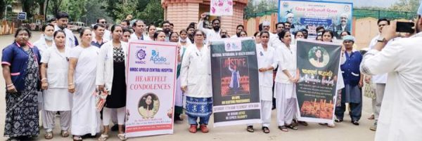 बचेली अपोलो अस्पताल में डॉक्टरों व स्टाफ का विरोध प्रदर्शन