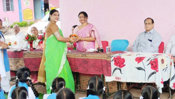 कन्या शाला में देवकी साहू  ने किया ध्वजारोहण