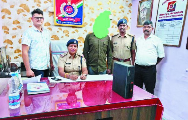 रेल्वे सुरक्षा बल ने टिकट दलाल को पकड़ा