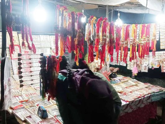 राखी के लिए सजा बाजार