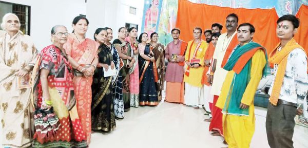 मीना वर्मा के भजन संग्रह का विमोचन 