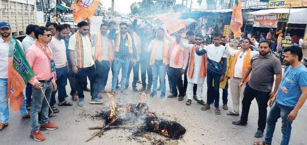 गौ सत्याग्रह आंदोलन में गौवंश से क्रूरता करने का आरोप