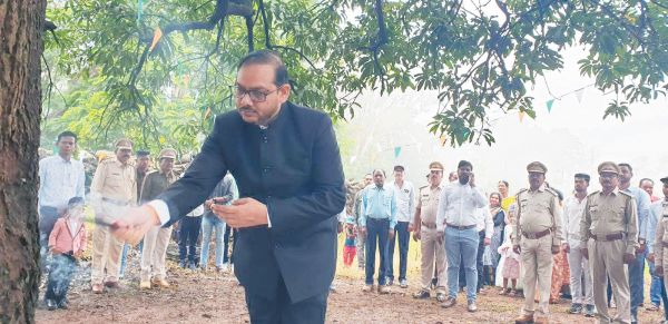 डीएफओ रमेश जांगड़े ने किया ध्वजारोहण