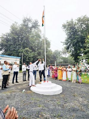 पीडब्ल्यूडी ईई मरकाम ने किया ध्वजारोहण