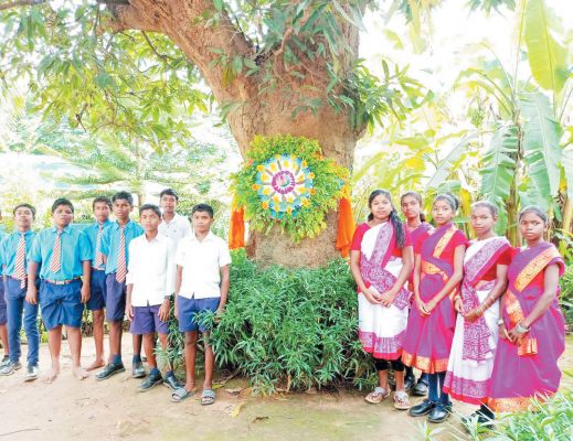 बच्चों ने पेड़ों को बांधे प्राकृतिक रक्षासूत्र