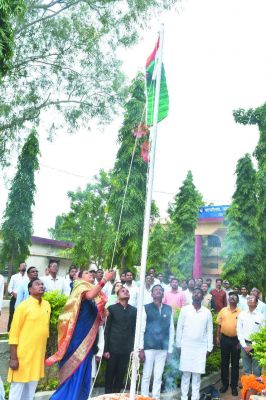 जनपद अध्यक्ष ने किया ध्वजारोहण