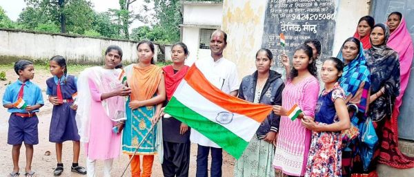 मुनईकेरा सरपंच ने किया ध्वजारोहण 