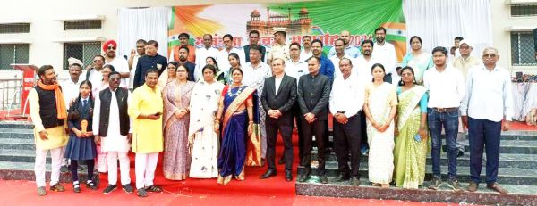 जनपद अध्यक्ष ने किया ध्वजारोहण