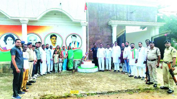 पूर्व विधायक डॉ.लक्ष्मी ध्रुव ने किया ध्वजारोहण