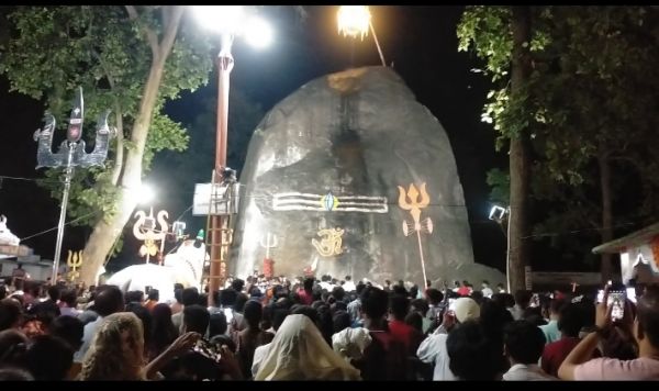 भूतेश्वरनाथ का महा जलाभिषेक, विधायक परिवार सहित हुए शामिल 