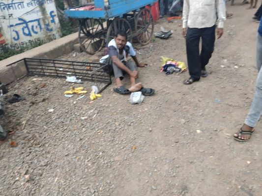 बाईक को टक्कर मार वैन ने खड़े 2 लोगों को भी चपेट में लिया , डेढ़ वर्षीय बच्चा सहित 5 जख्मी