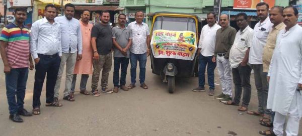 नि:शुल्क वाहनों की व्यवस्था कर पत्रकारों ने रक्षाबंधन पर दिया बहनों को तोहफा