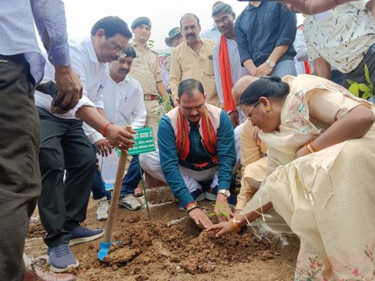स्वास्थ्य  मंत्री ने मियावाकी पद्धति  से किया वन महोत्सव का शुभारंभ