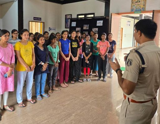 पुलिस ने हॉस्टल की छात्राओं को किया सुरक्षा के प्रति जागरूक  