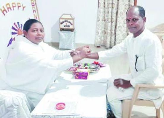 मुनईकेरा सरपंच को ब्रम्हकुमारी बहनों ने बांधी राखी