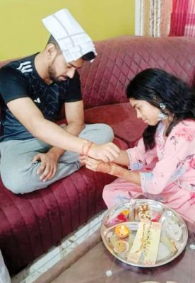 राखी से सजी भाईयों की कलाई, बहनों की रक्षा करने का वचन