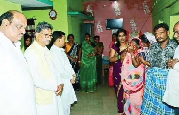 ग्राम रलिया में डॉ. महंत हाथी प्रभावितों से मिले