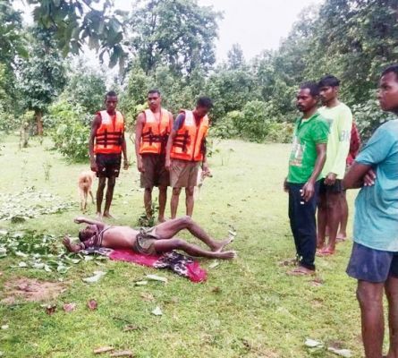 खुखड़ी के लिए नदी पार करते एक बहा, 4 सुरक्षित