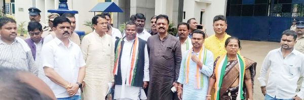 कांग्रेस जांच दल पीडि़त पत्रकारों से मिलने आंध्र के जेल पहुंचा