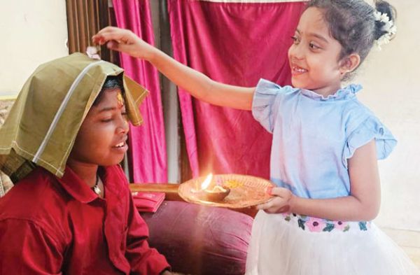  भाई की कलाई पर बांधा रक्षा का बंधन