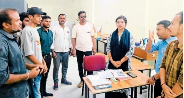 स्कूल में बाउंड्रीवाल नहीं, पंखे खराब, अंग्रेजी शिक्षक नहीं