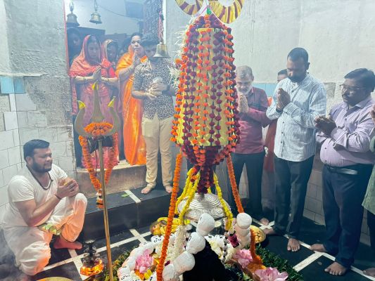अंतिम सावन सोमवार को जलेश्वर महादेव का विशेष श्रृंगार कर जलाभिषेक